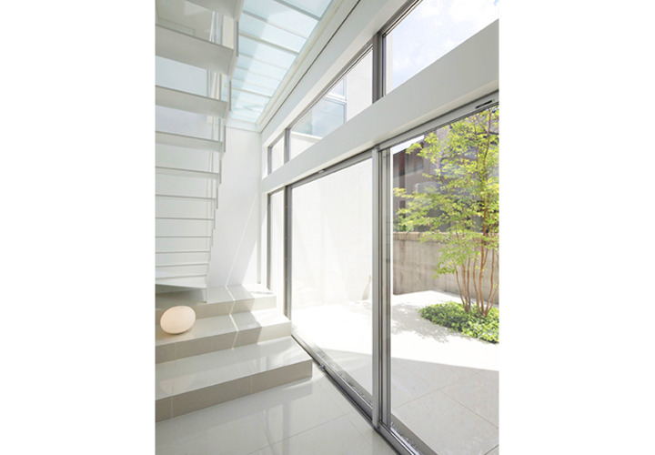 F邸　玄関前に広がる中庭と連続した階段室