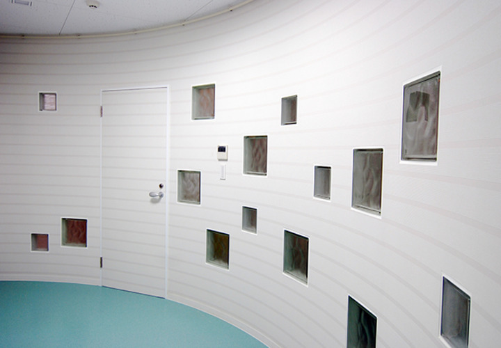 曲面の第2診察室の小窓たち