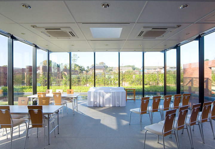 全面ガラス張りで太陽光が降り注ぐ