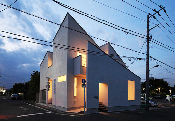 ライトアップで際立つ外観