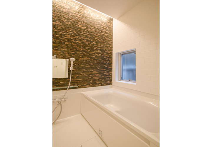 スタイリッシュな壁面のバスルーム