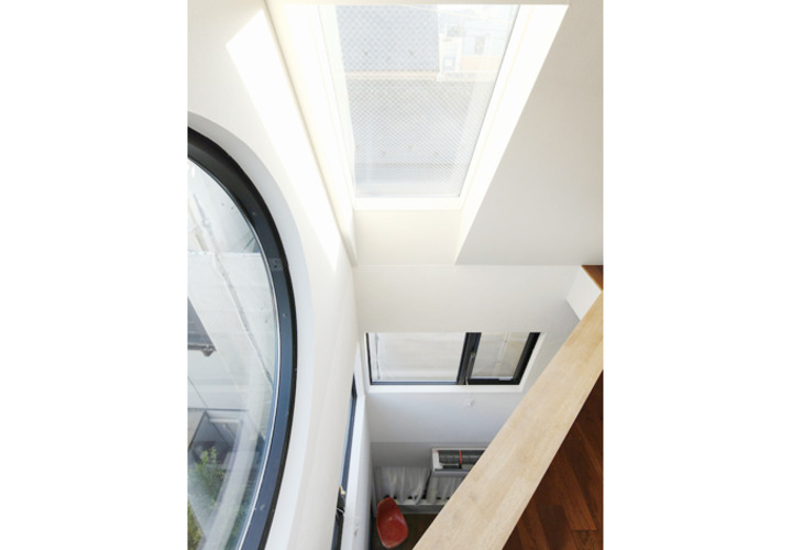 天窓と丸い窓で明るさを確保