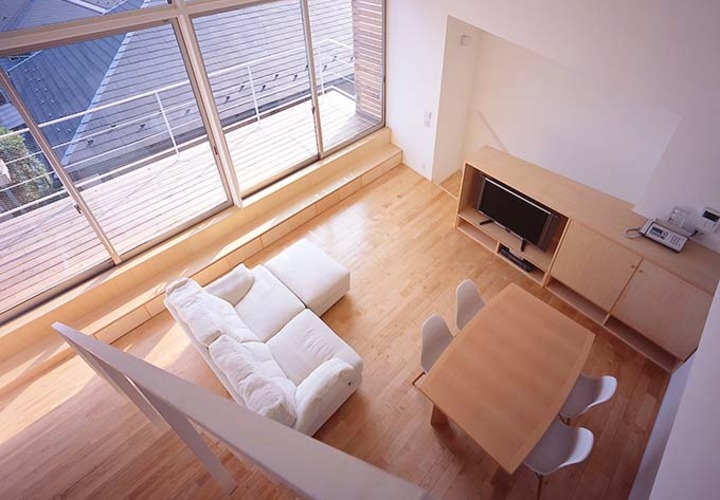 2階階段からリビングを見渡す