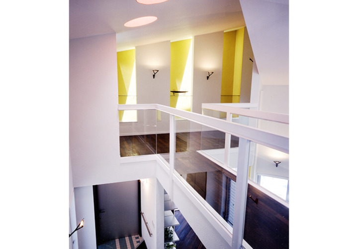 作品棚のアルミの甲板にトップライトが屈折