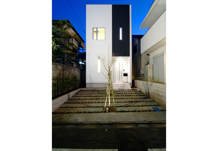 日が暮れた後の外観