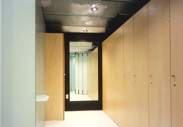 全身鏡が嬉しいロッカールーム