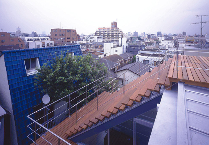 屋根を昇る開放的なウッドデッキ