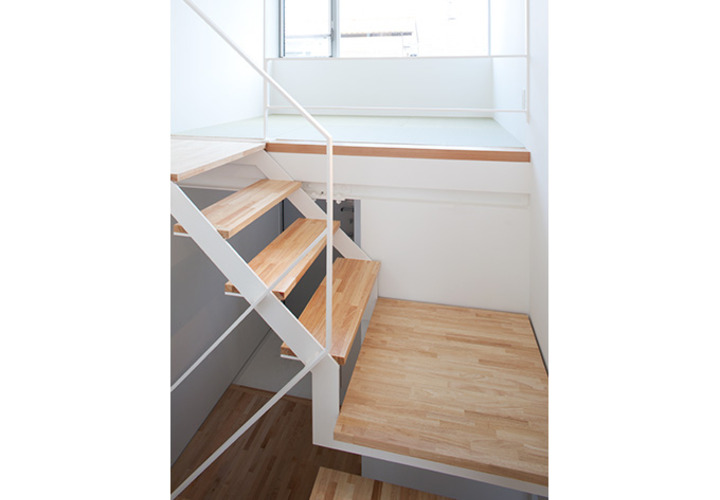 窓から明るい光が差し込む階段