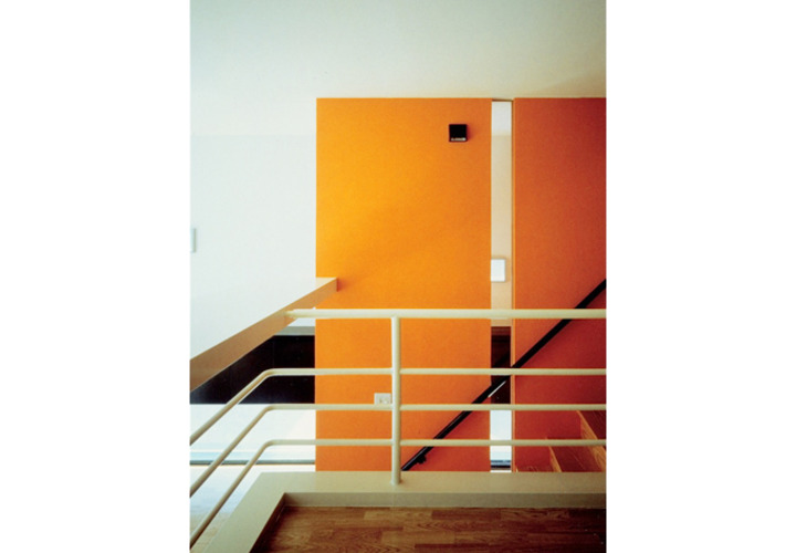 階段横の壁の縦スリット