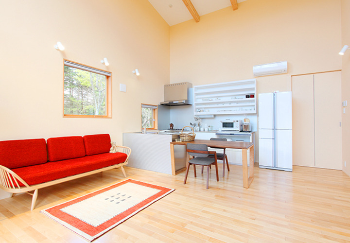 高天井のリビングルーム