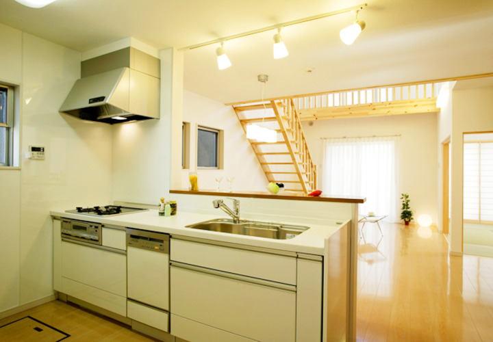 ホワイトとシルバーで統一した清潔感あふれるオープンキッチン