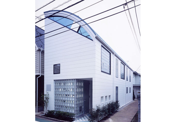 細長い敷地を生かして、いろいろな開口部を