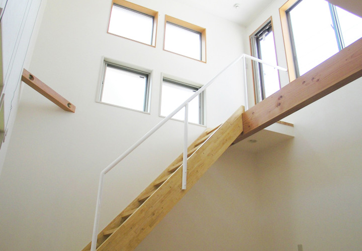 圧迫感を感じさせない自宅スペースの階段吹抜け