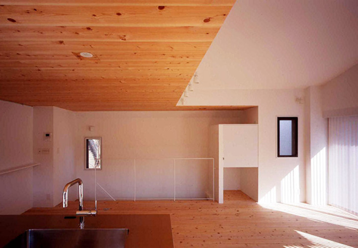 天井に高低差と仕上げを変え、変化をつけたリノベーション