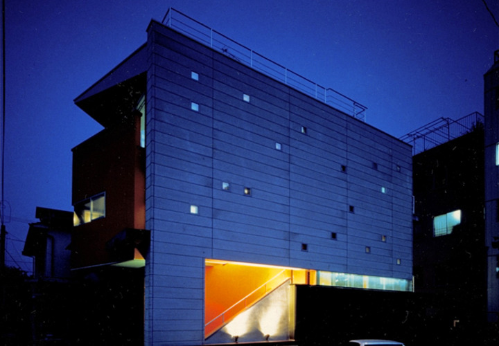 夜景に浮かぶ階段室の明るさ