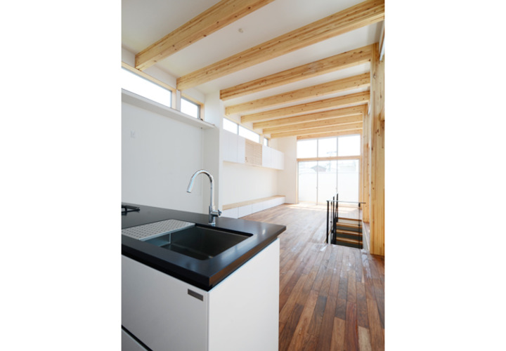 ハイサイドライトと天井いっぱいのサッシで明るいリビングダイニング