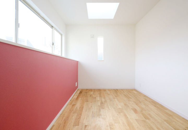 一部分を赤にすることで明るい雰囲気に