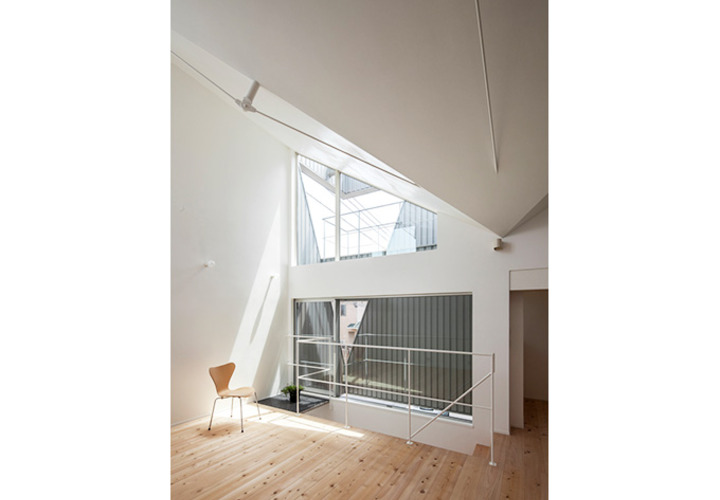 すり鉢状の天井が開放感を生む