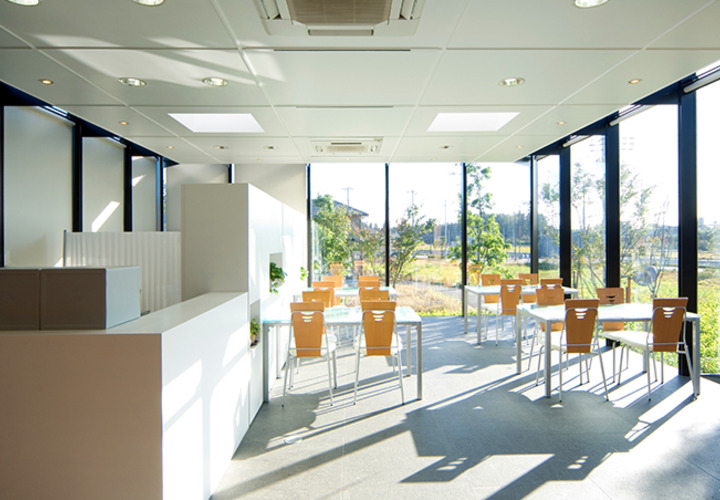 全面窓から光が差し込む明るい空間