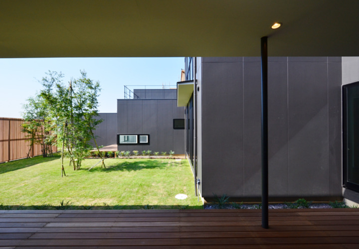 ウッドデッキから庭を見る