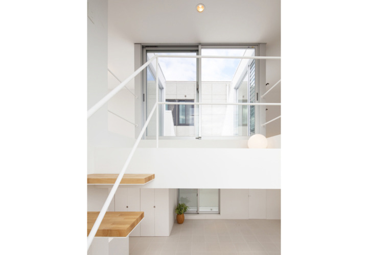 ルーフテラスへ続く木の踏板階段