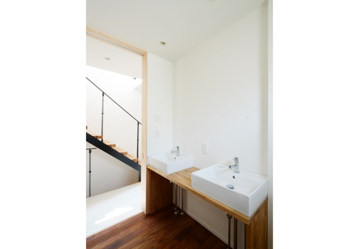 二つ洗面ボウルを配置した洗面所