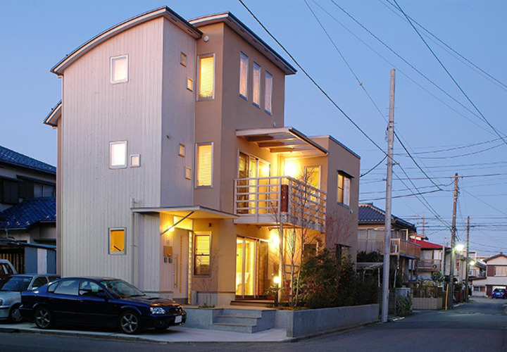 湾曲した屋根、板張りと左官仕上げが創りだす外観