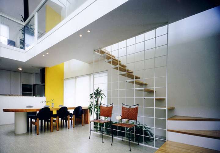 拡がりを、階段もメッシュ状にして