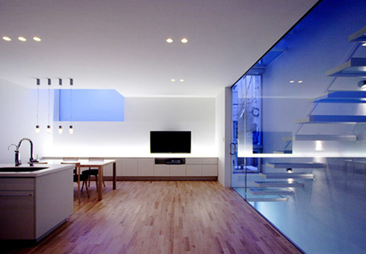 夜はまた違う表情を見せるガラスの階段室