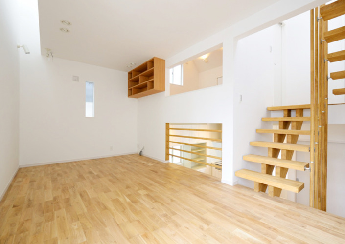 神楽坂に建つスキップフロアの家（旗竿敷地）