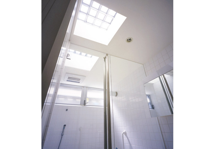 トップライトのある明るい浴室