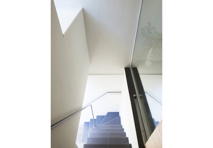 ガラスとモノトーンの配色がモダンな印象の2階玄関ポーチ