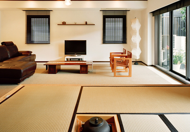 小上がりの和室から見るリビング