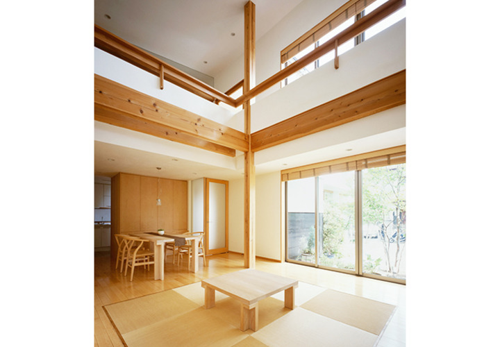 開放的な和風スペースが中心にある家