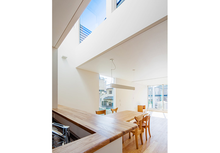 バルコニーに干した洗濯物の様子が見られるキッチン