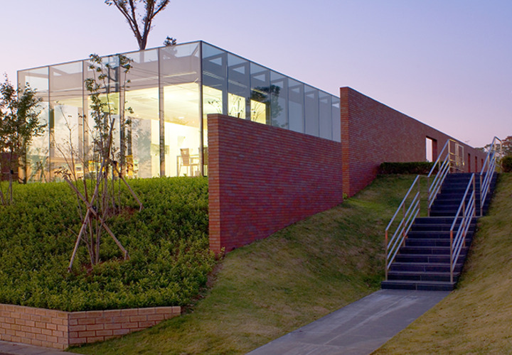 夕焼けに表情を変える外観