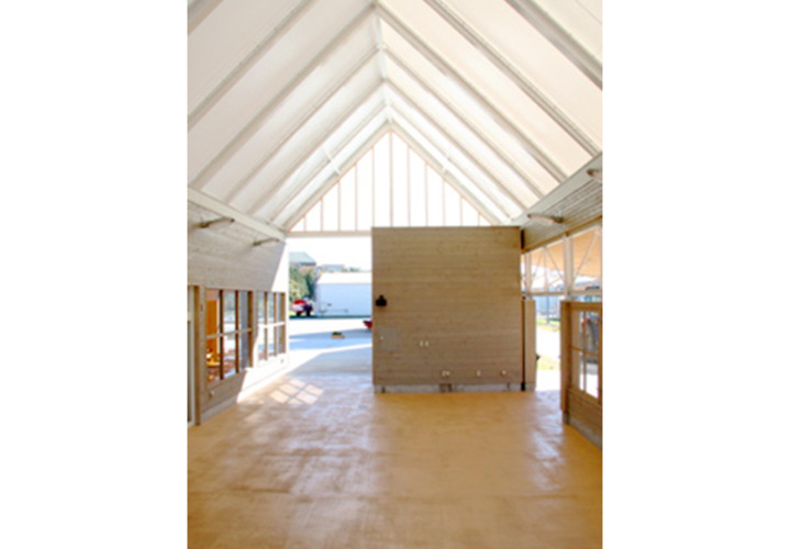 三角屋根の吹き抜けで明るい室内