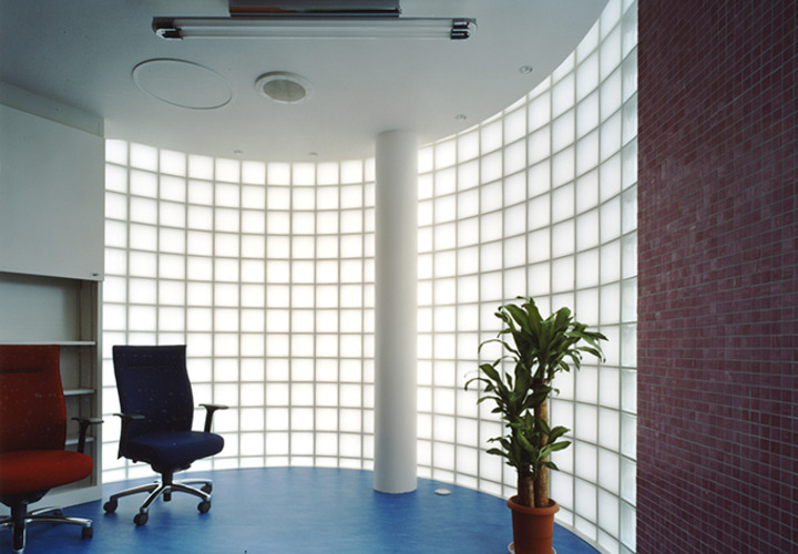 3階のすがた：パープルのガラスモザイクの壁