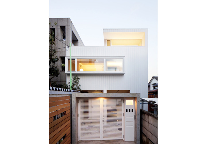 オレンジ色の光がもれる西側の外観