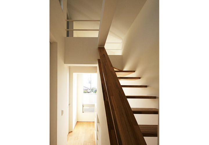 存在感のある集成材の手摺と段板