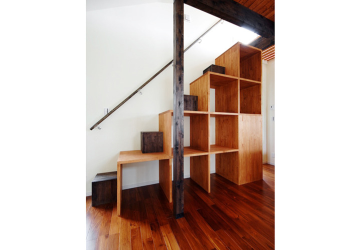 階段下を利用した木製収納