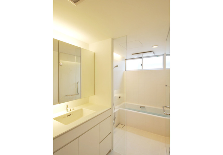 ホワイトでまとめられたバスルーム