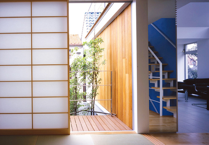 畳スペースからみる木製外壁