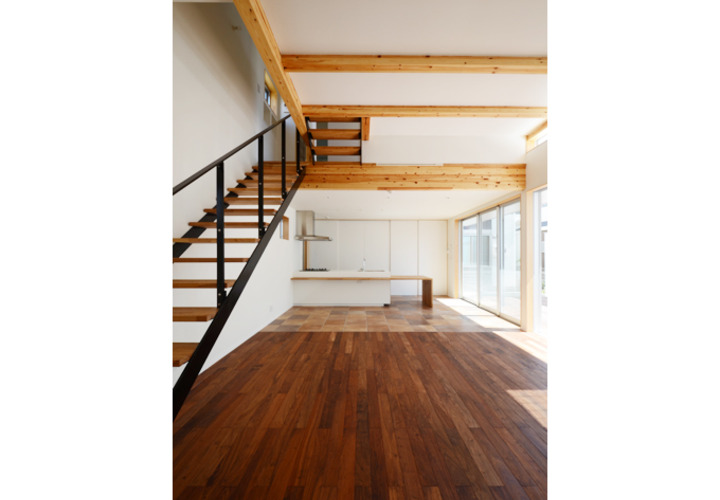 ダークブラウンの無垢フローリング