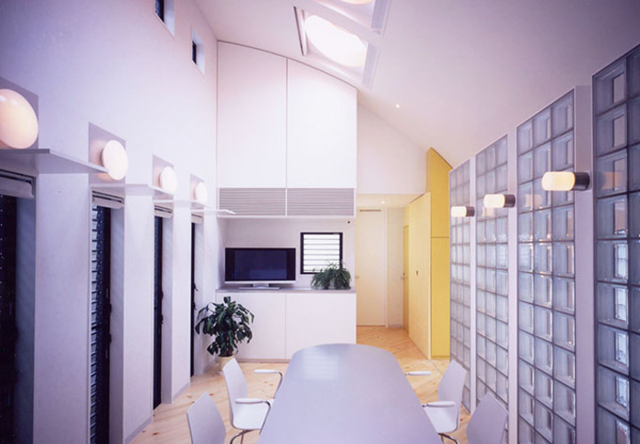 曲面の天井から丸いシリンダー状の光が