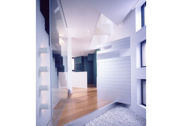 なんだろ、これ、アルミ仕上げの下足入れ