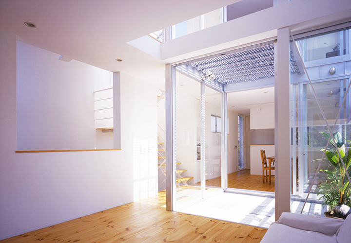 部屋の中心から光が注ぐ明るい室内