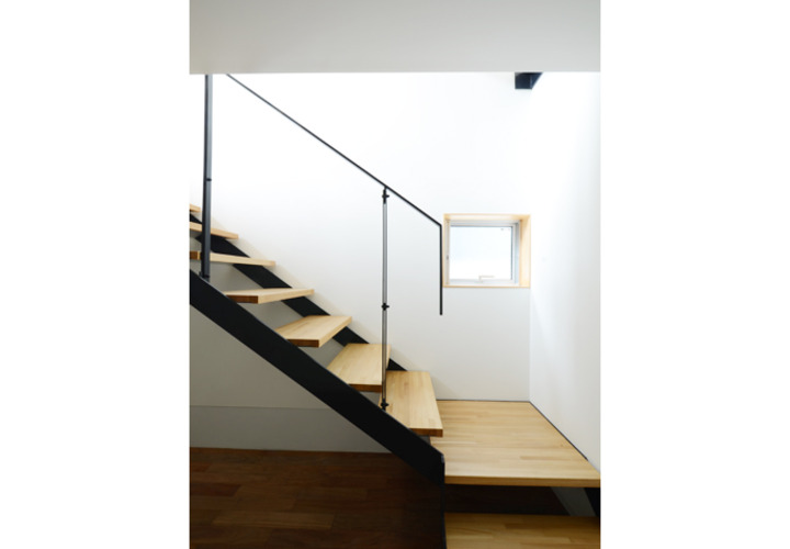 直線のフォルムが美しい階段