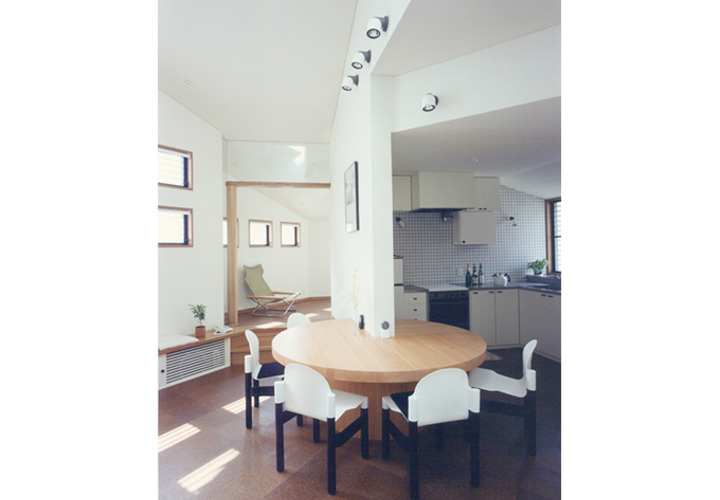 円形の多目的テーブルがパーティーの脇役