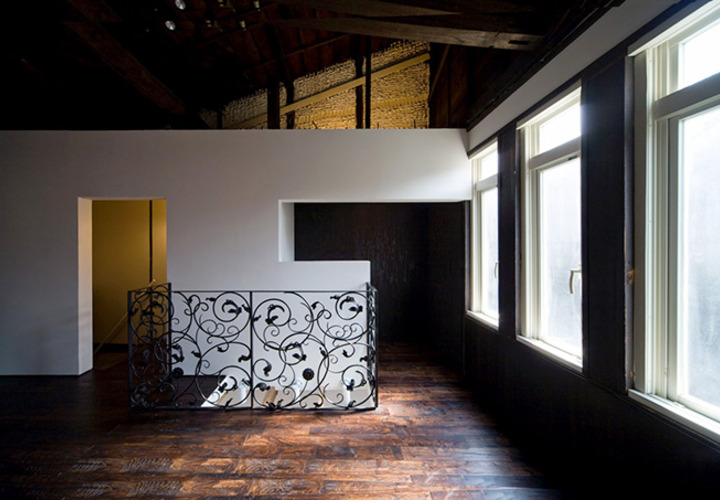 吹き抜け周辺の手摺りにアイアン材を利用したフルリノベーション